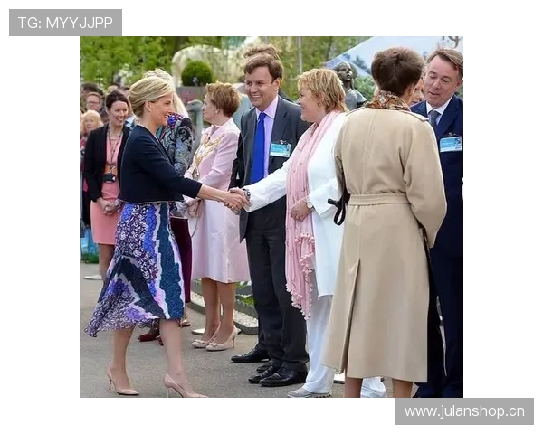 亚历克斯·摩根背着帆布包去接孩子——赛场女王和小区妈妈同时在线，冲突感太强了