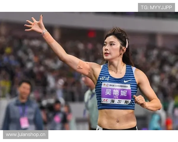 吴艳妮赛前涂指甲油的样子，真不像要上跑道的人