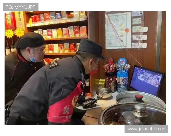 徐灿一张机场随手照：外套像个小豪宅，手里拎着便利店袋子，脑子短路了