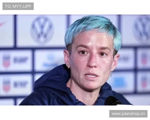 梅根·拉皮诺又在豪宅角落拍照，连杯咖啡看着都比我一个月工资夸张